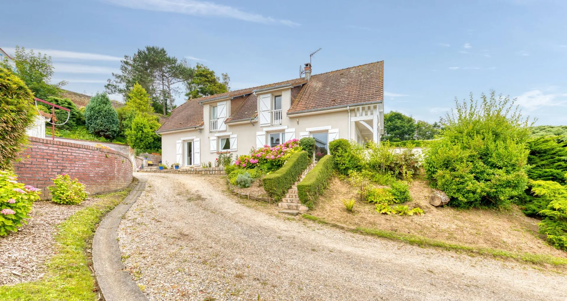 Vends propriété avec vue sur la mer et accés à pied en Normandie.