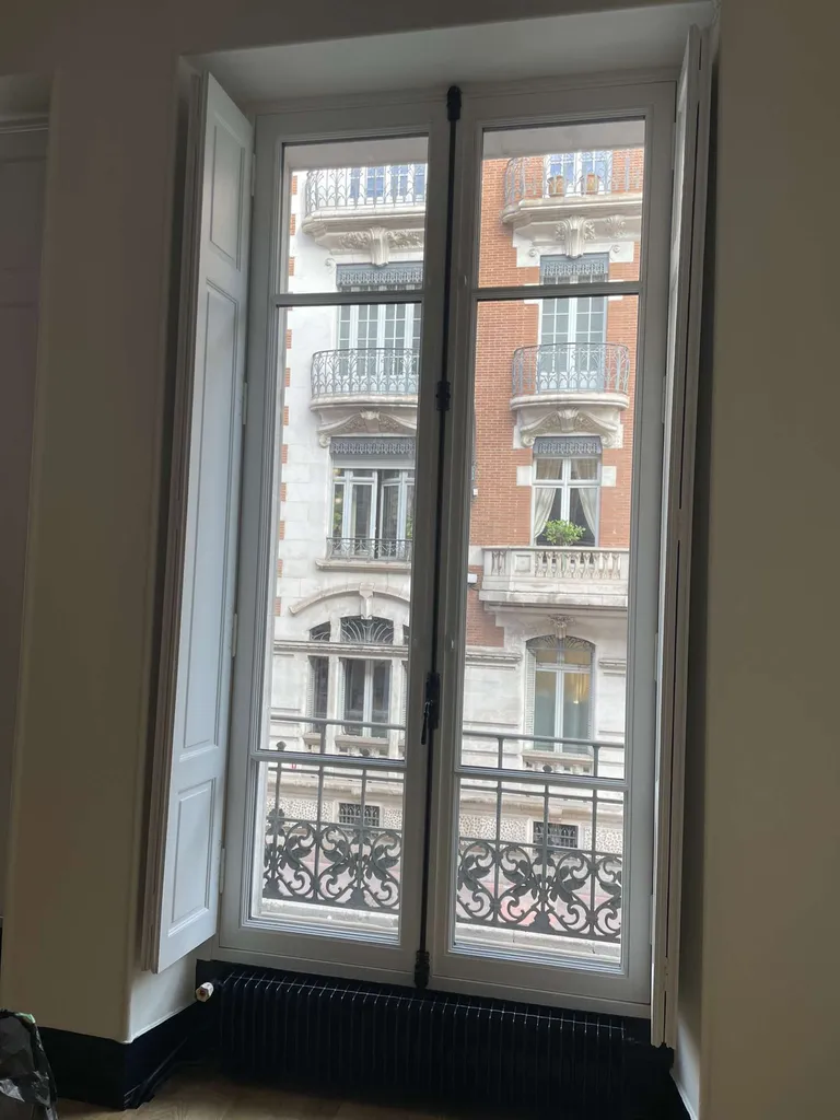 Fenêtres sur mesure : fabrication et pose par un menuisier artisan spécialisé en menuiseries bois, alu et PVC depuis plus de 40 ans à Toulouse