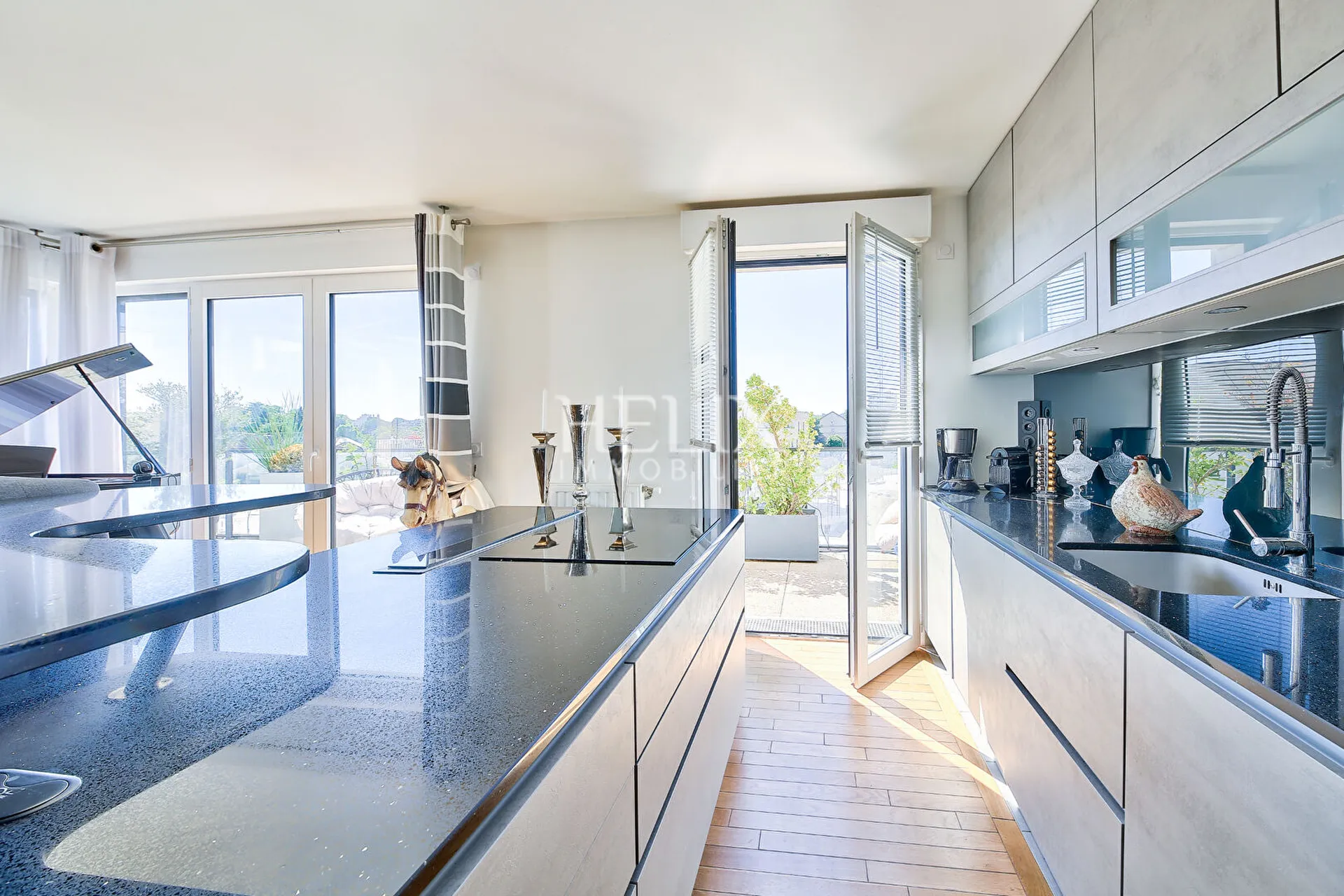 Superbe appartement 3 pièces de 63,95 M² habitable avec un balcon de 20,90 M² à Saint-Germain-en-Laye.
Situé au 4me étage la résidence So Green dévoile une architecture soignée et élégante dans son cadre naturel, en bordure de forêt 