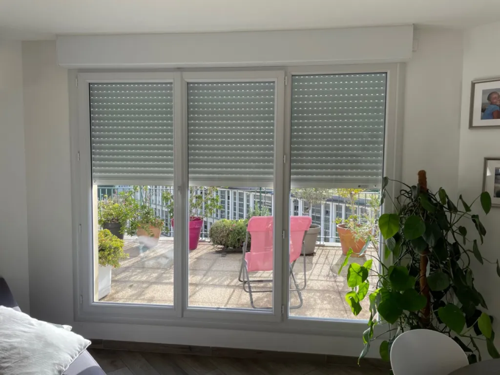 Fenêtres PVC de marque Bouvet modèle thermience avec combiné de volets roulants en dépose totale sur Lyon 69007 en région Rhône-Alpes