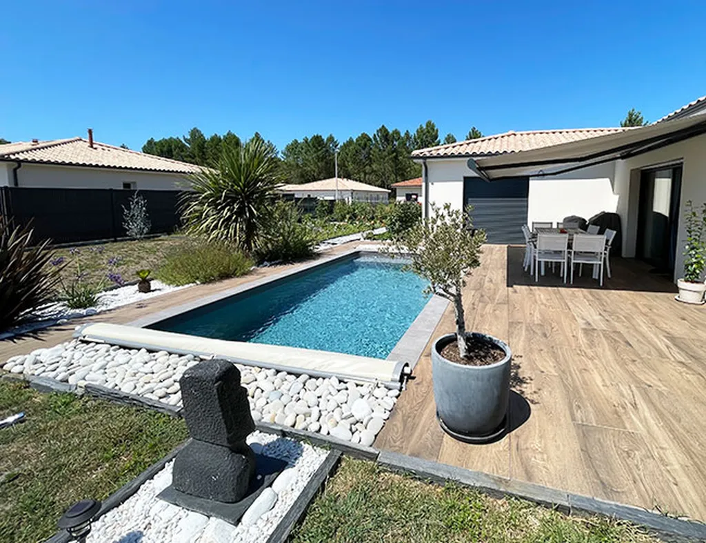 Constructeur et expert de piscines à coque avec fond incliné sur Cestas et ses environs - Devis tout compris