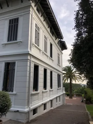 Entreprise de peinture pour rénovation de menuiserie extérieure à Antibes Alpes Maritimes 06