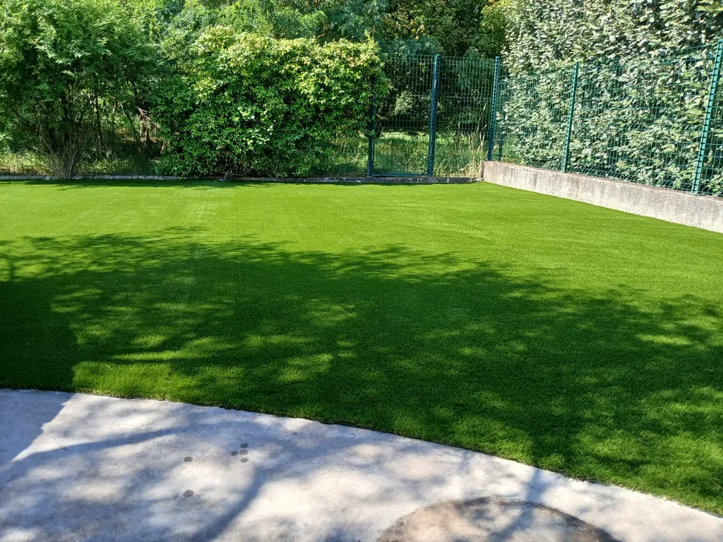 Aménagement putting green haut de gamme avec gazon synthétique technique et éclairage extérieur