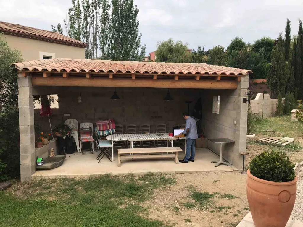 Décoration en pierre d’un Pool House sur Béziers 