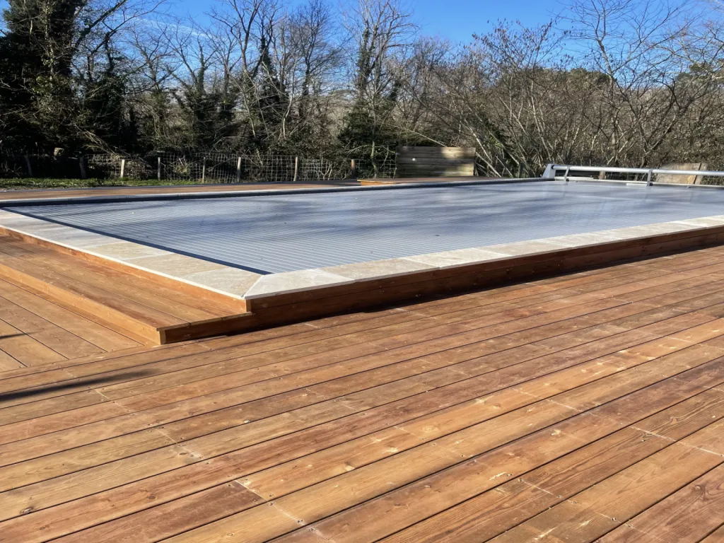 Installation d'une piscine traditionnelle à bergerac avec un liner armé et une terrasse bois