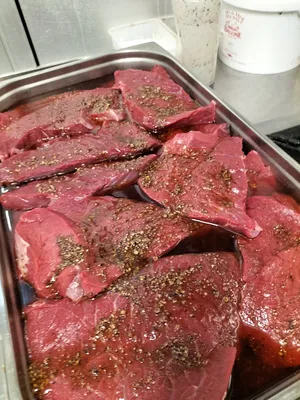 Tataki de taureau de Camargue AOP à Aigues-Mortes