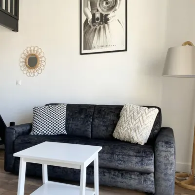 Salon cosy avec tapis naturel et mobilier bohème chic, par l'Atelier D, architecte d'intérieur à Bordeaux