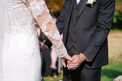 Une élégante et magique cérémonie laïque de mariage organisée dans le parc d'un Château près de Paris