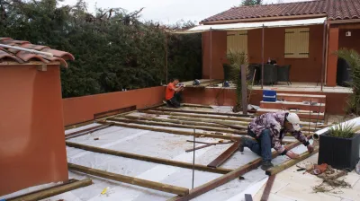 Mise en place de la terrasse en bambous pour un jardin paysager contemporain sur Castillon du Gard (30)