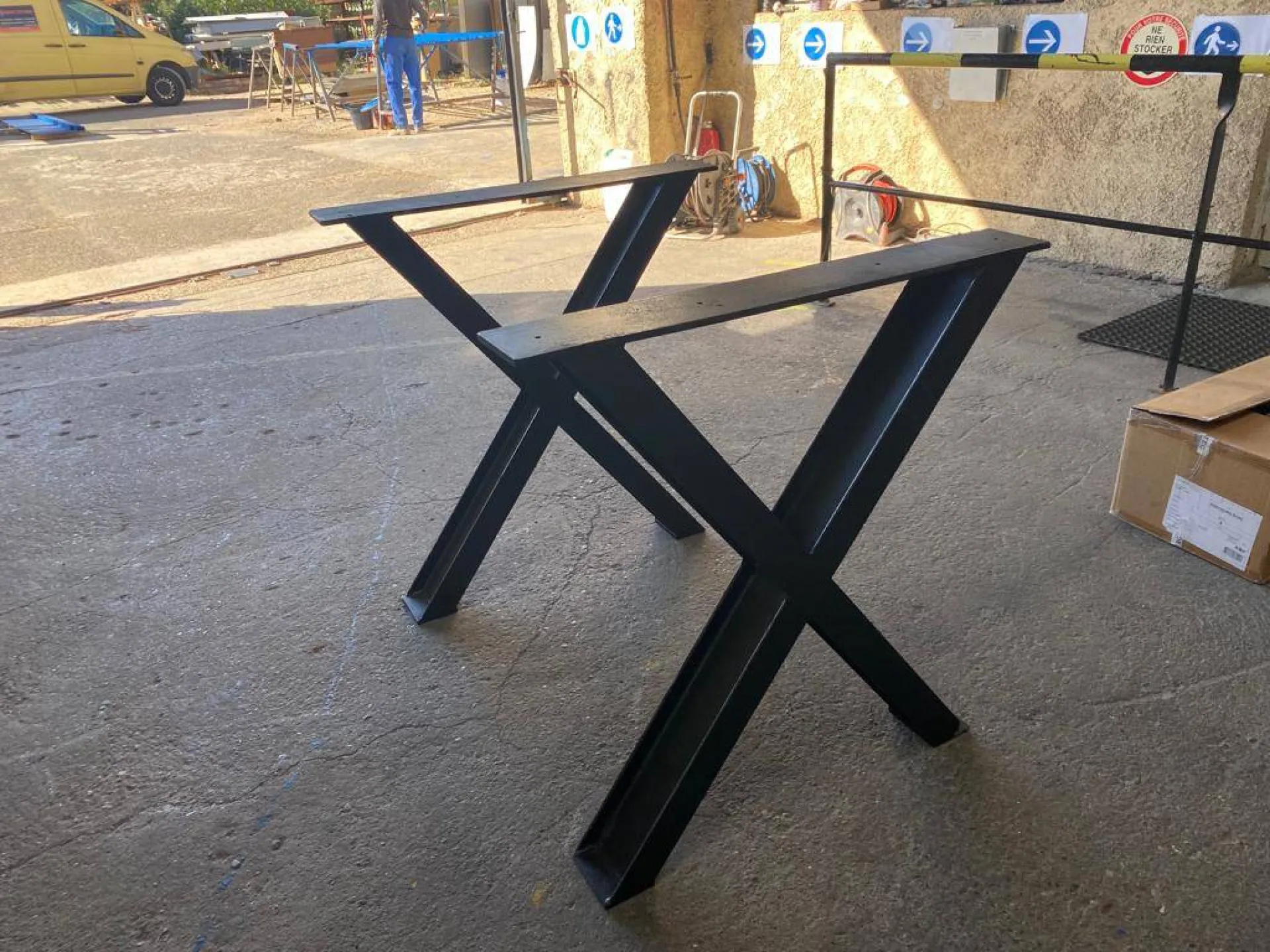 FABRICATION SUR MESURE PIEDS DE TABLE EN ACIER A MARTIGUES 