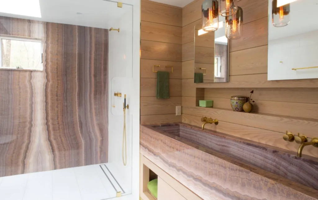 Plan vasque et revêtement mural en Onyx fantastico finition adoucie