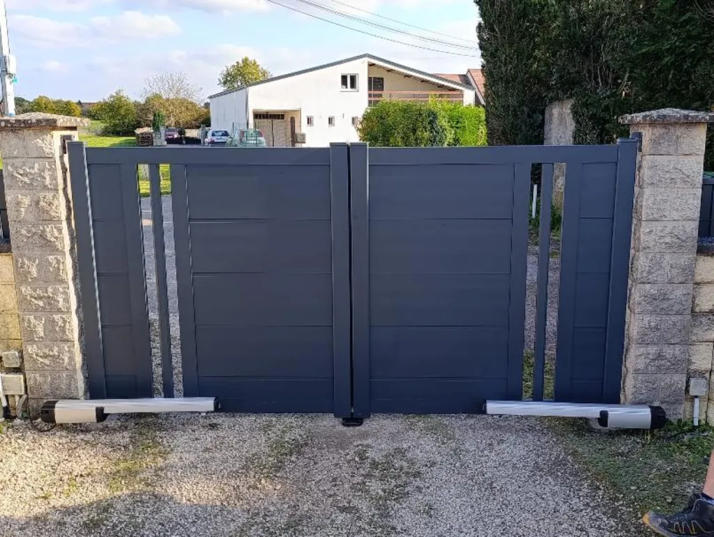 Installation d’un portail battant aluminium motorisé à Auxonne en Côte d'Or