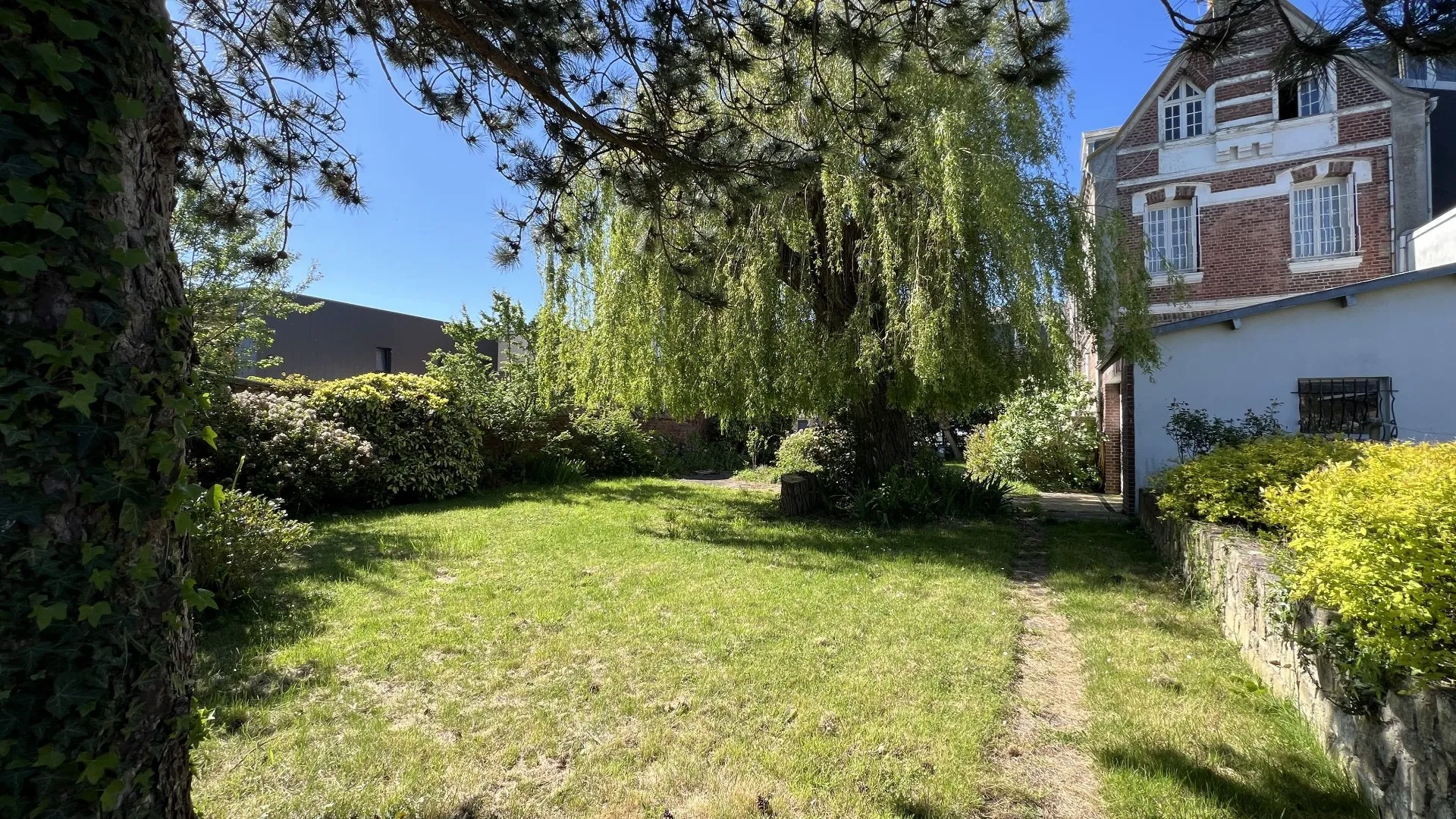 A vendre Maison de maître 265m² avec 7 chambres, parquet ancien, dépendance et garage double, terrain clos 980m², fort potentiel rénovation au cœur du Tréport 76470.