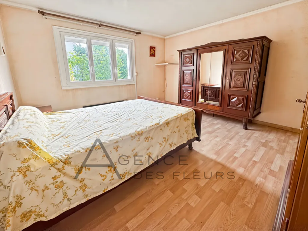 A acheter, pavillon de 1973 sur sous-sol de 104 m² sur un terrain de 910 m² situé à Saint-Pierre-les-Elbeuf 76320