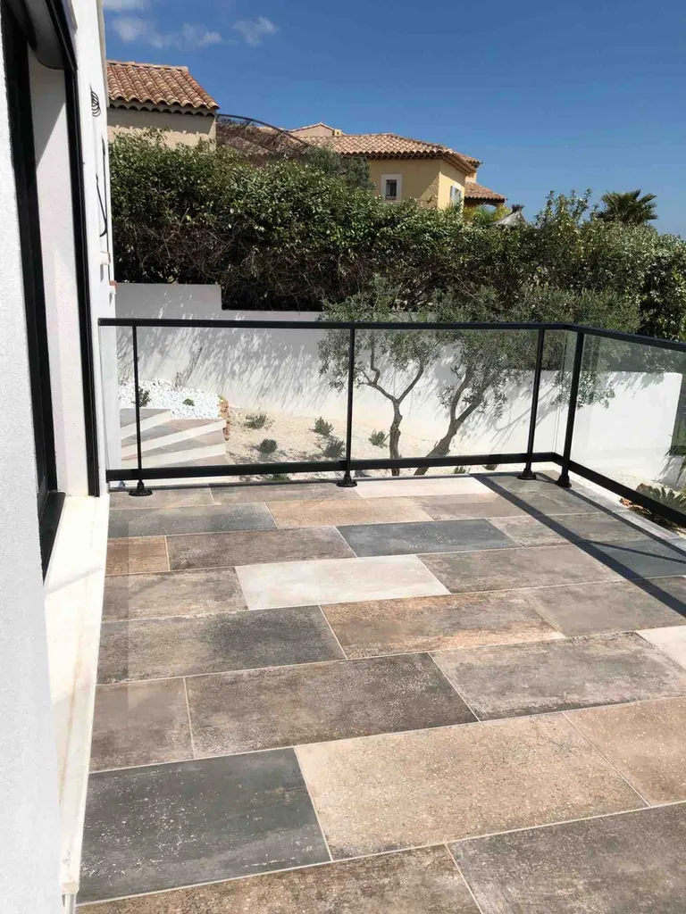 Villa neuve sur Martigues avec menuiseries K-Line et volet Bubendorff ral 9005