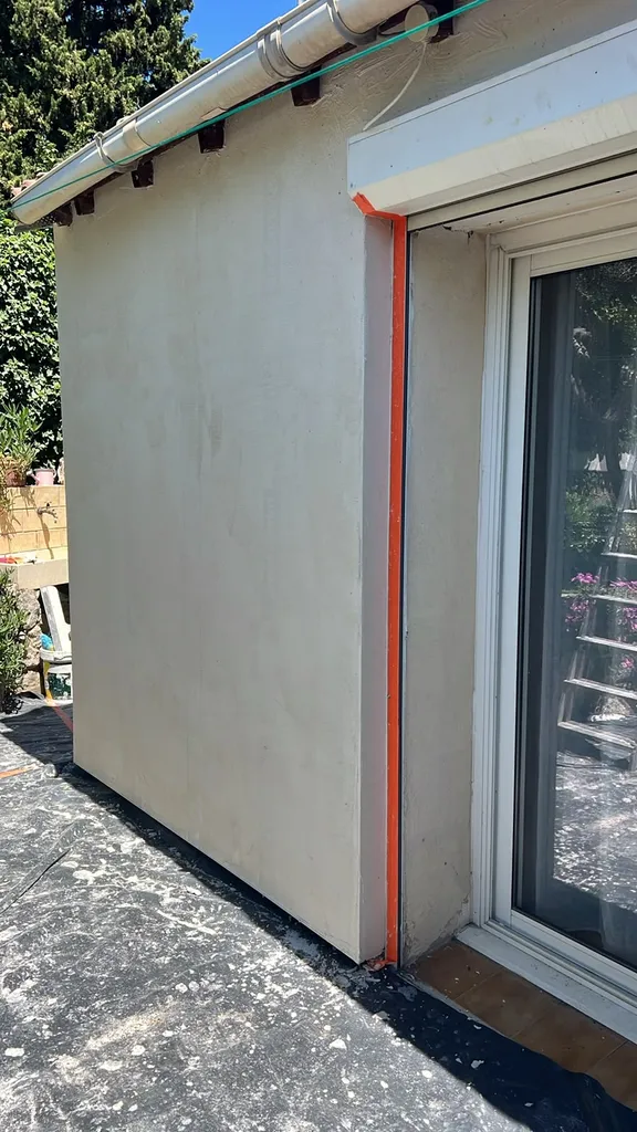 Isolation thermique extérieure avec panneaux polystyrène expansé graphité IPLG 140 mm pour ravalement façade maison années 70 avec finition enduit taloché à Aix-en-Provence dans les Bouches-du-Rhône