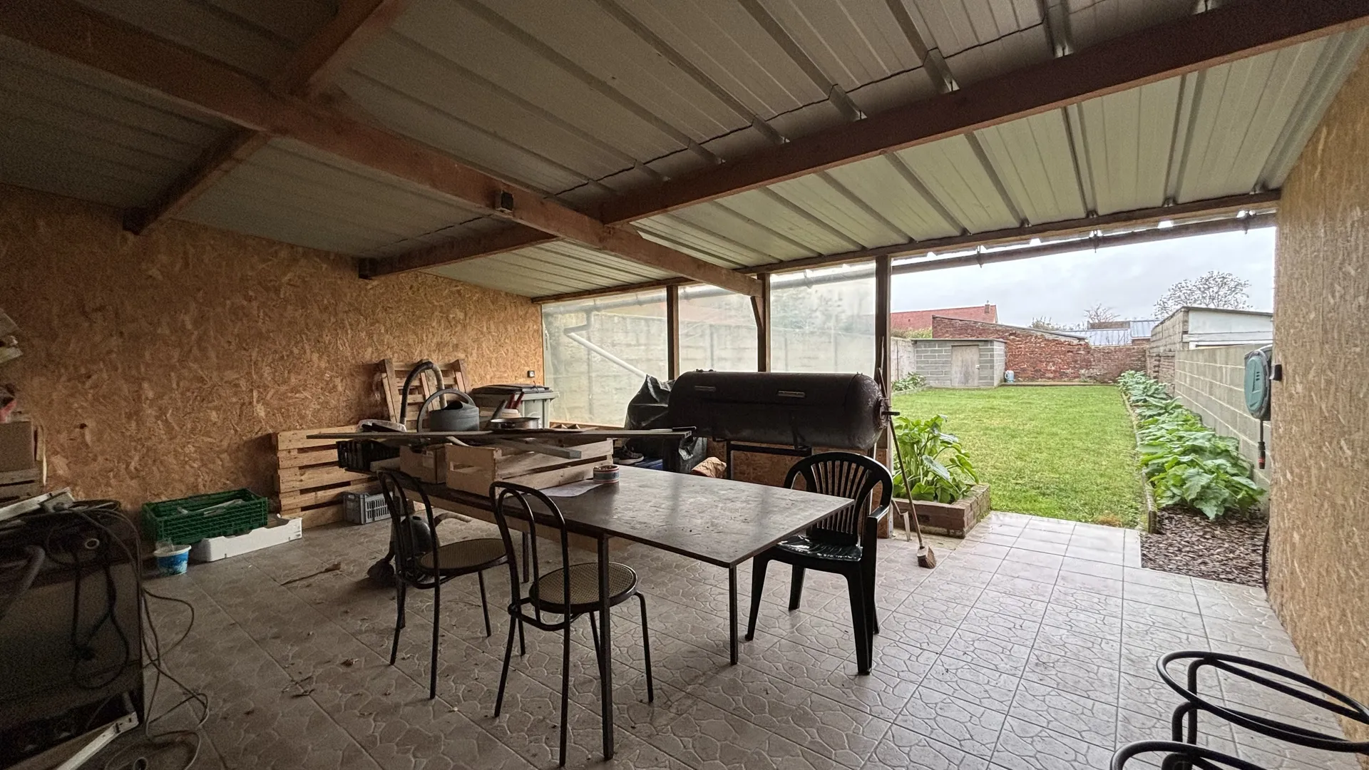 Immeuble de 179m² vendu loué, avec commerce et appartement, FRIVILLE ESCARBOTIN (80).