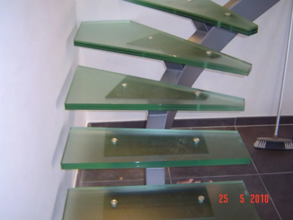 L'escalier en verre contemporain Aix en Provence