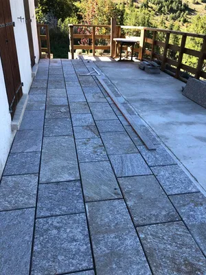 Pose de dallage en pierres de luzerne à Valberg