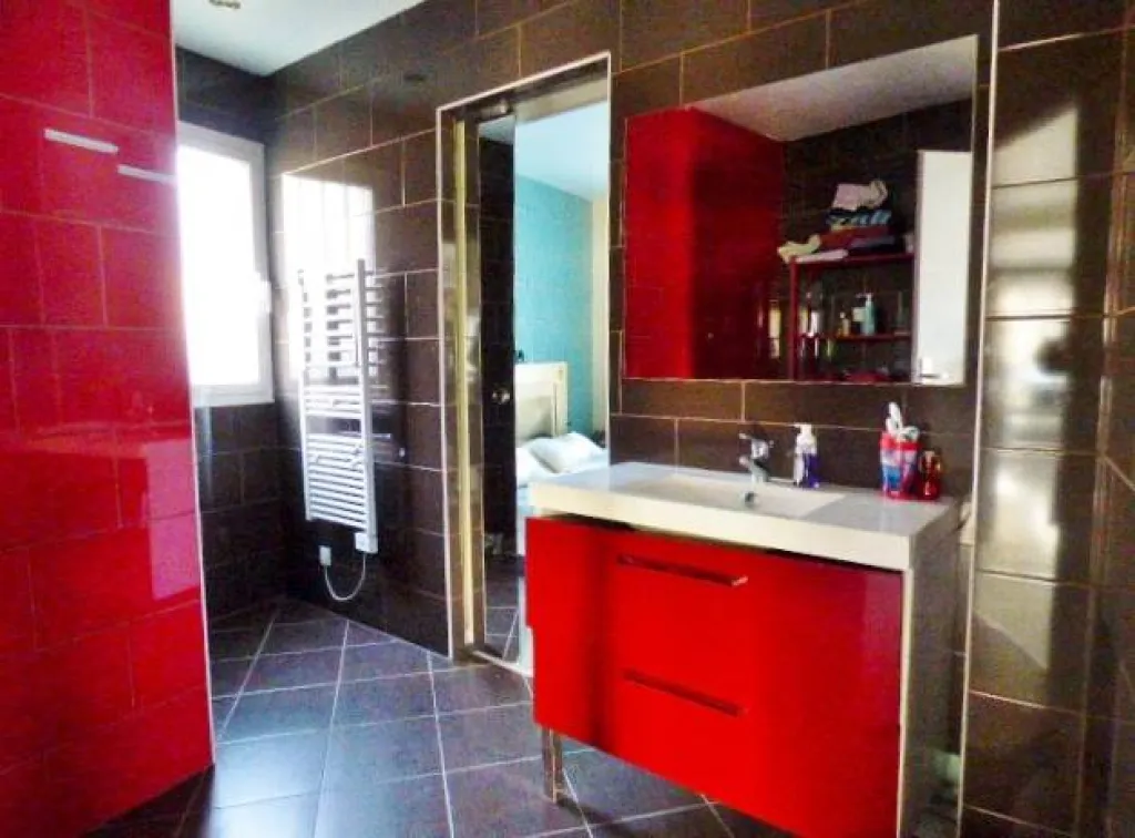 Vends pavillon contemporain beaux volumes avec terrasse proche elbeuf 76