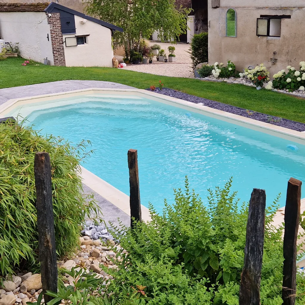 Piscine coque avec jardin