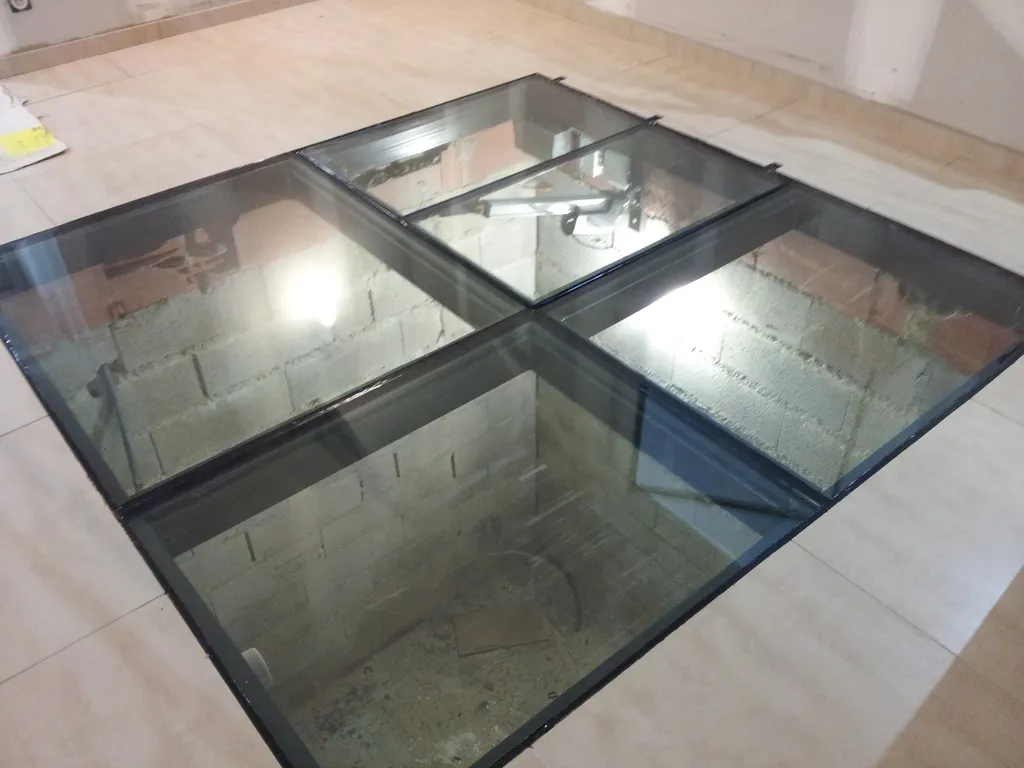 Fabrication de trappe vitrée au sol avec structure porteuse et un ouvrant motorisé sur mesure pour accès à une cave intérieure à L'Isle Jourdain 32