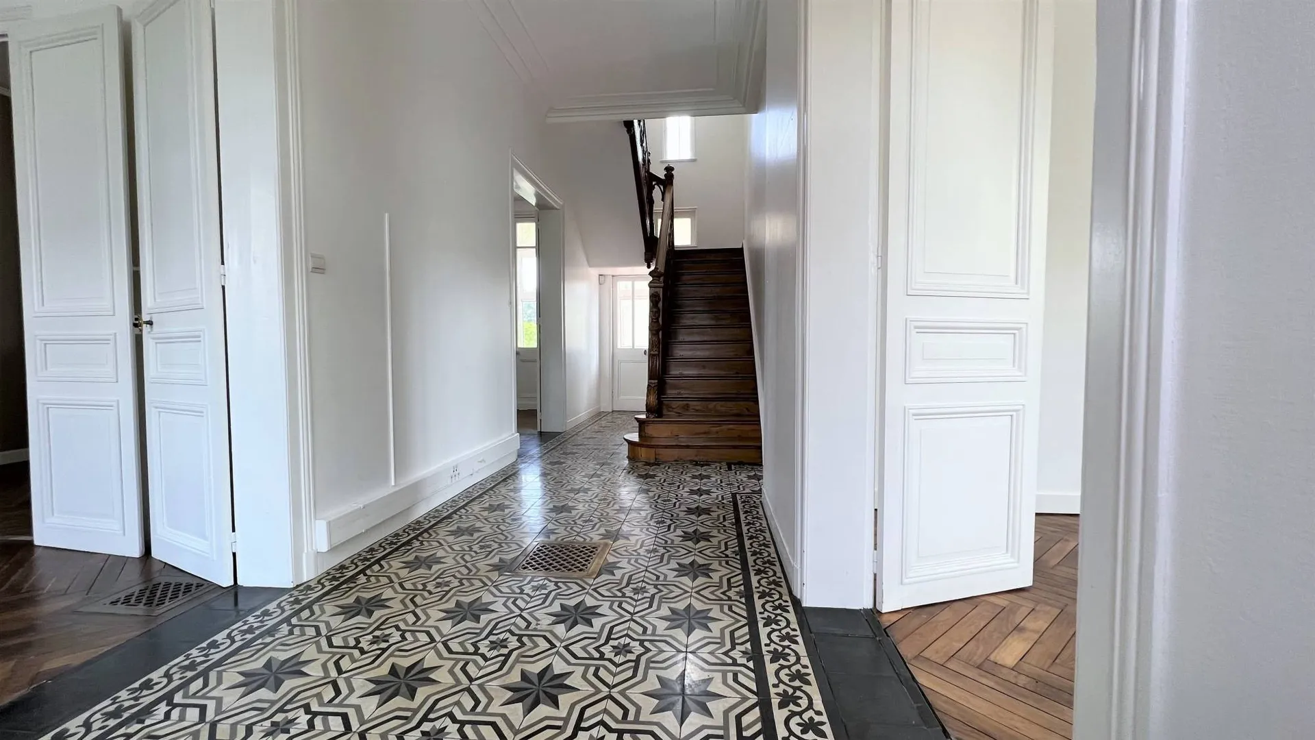 beau potentiel avec ses parquets d’origines et un sublime escalier desservant les deux niveaux