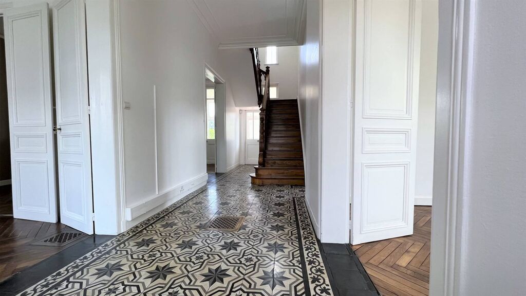 beau potentiel avec ses parquets d’origines et un sublime escalier desservant les deux niveaux