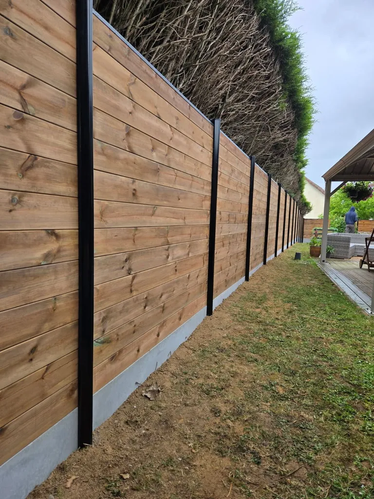Installation de Clôture Occultante Mixte Acier et Bois, Modèle Durable Sur-Mesure à Rouen en Seine-Maritime 76 et Bois-Guillaume