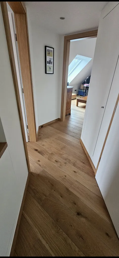 Pose de parquet contrecollé en bâton rompu avec marches et plinthes sur mesure à Strasbourg Robertsau