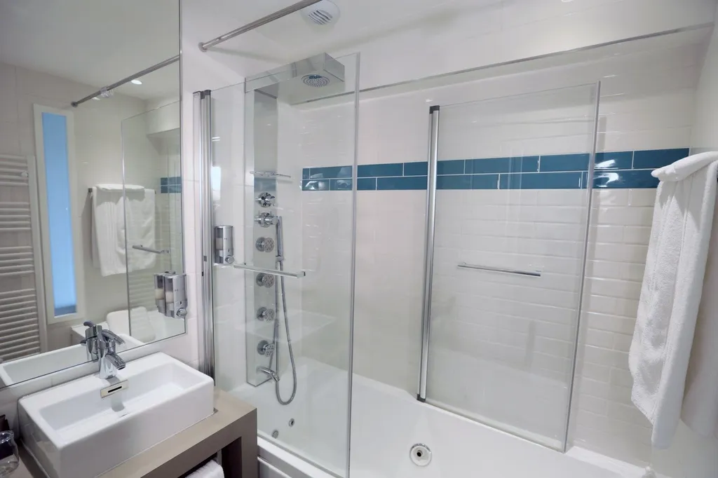 Hôtel bord de mer Chambre rénovée et climatisée  Supérieur Sud « Balnéo »  Baignoire Jaccuzi.