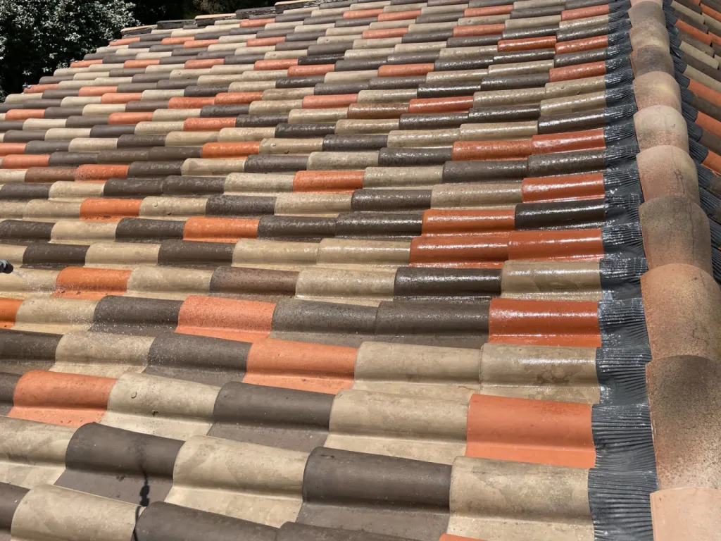 Nettoyage de toiture en tuile mécanique Romane d'une maison individuelle sur Martigues