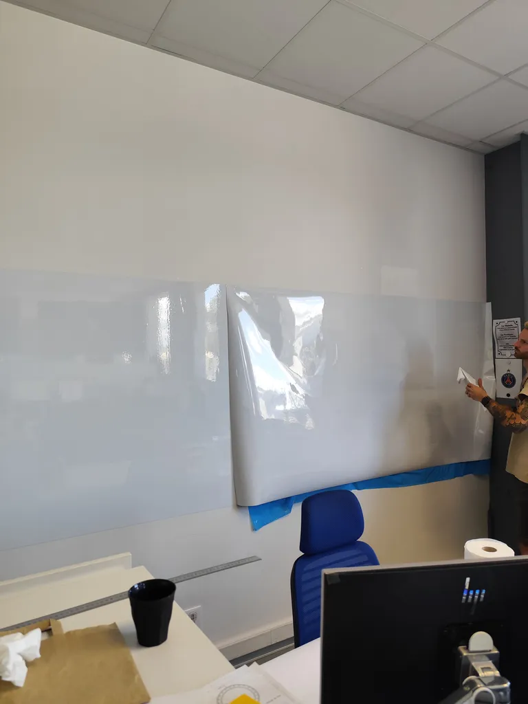 Films opaque blanc magnétique pour écriture indélébile sur murs de bureaux a Marseille 13