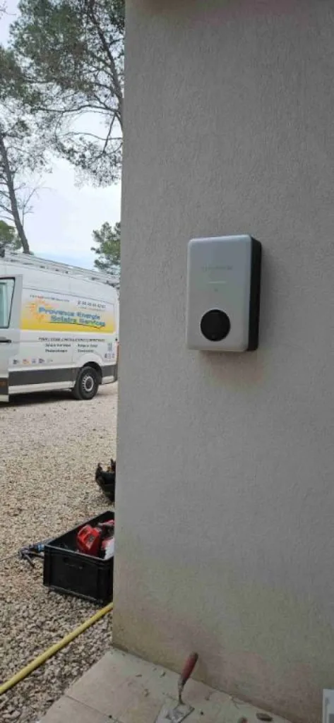 Installation d'une borne de recharge à votre domicile avec Provence Energie Solaire Services