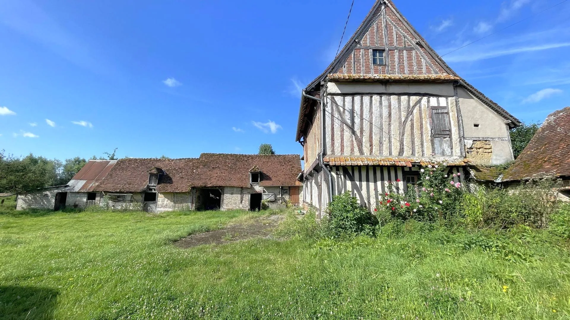 Maison ancienne à vendre à Mesnières-en-Bray, Normandie : Propriété avec caractère, poutres apparentes et beaux volumes à rénover selon vos envies.