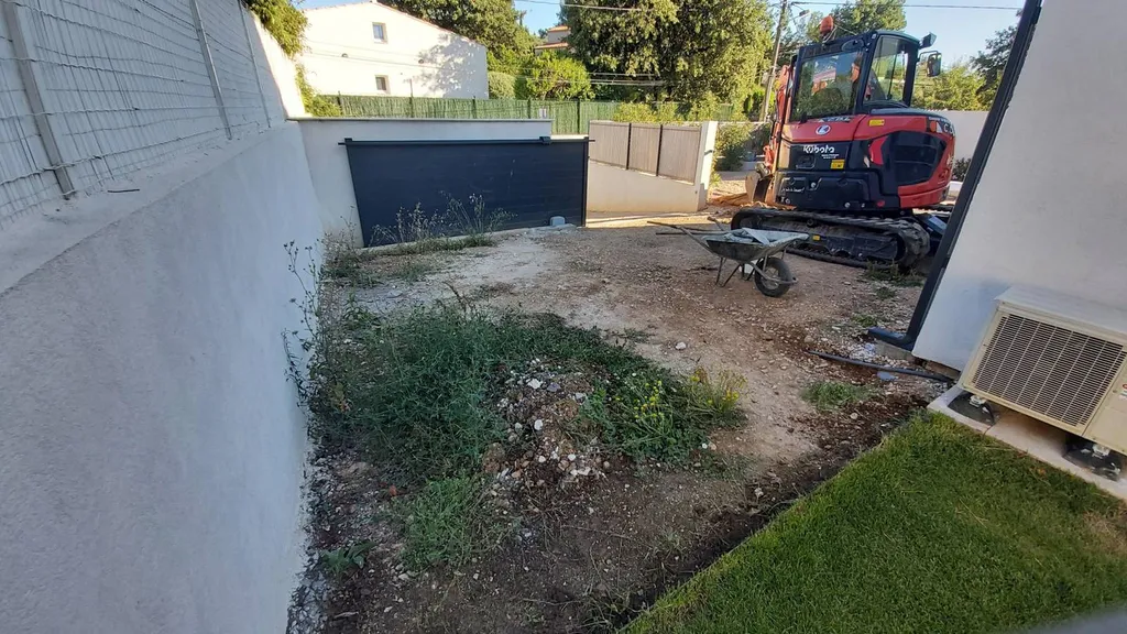 Réhabilitation d'une cour de propriété en enrobé de bitume noir à Saint Maximin la Sainte Baume dans le Var
