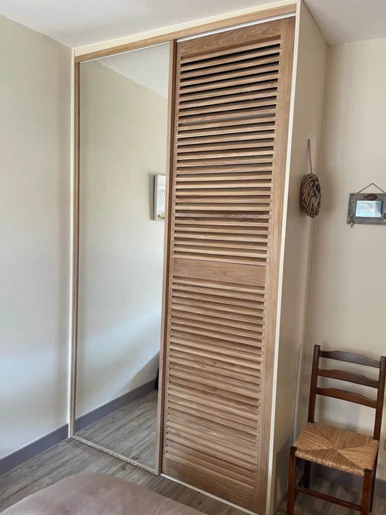 facade de placard sur mesure avec porte miroir et porte persienne en gironde