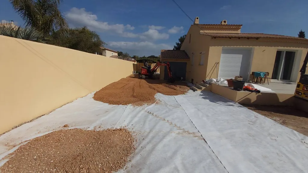 Application d'un gravillonnage bicouche dans la cour de la villa d'un particulier à Six-Fours les Plages dans le Var