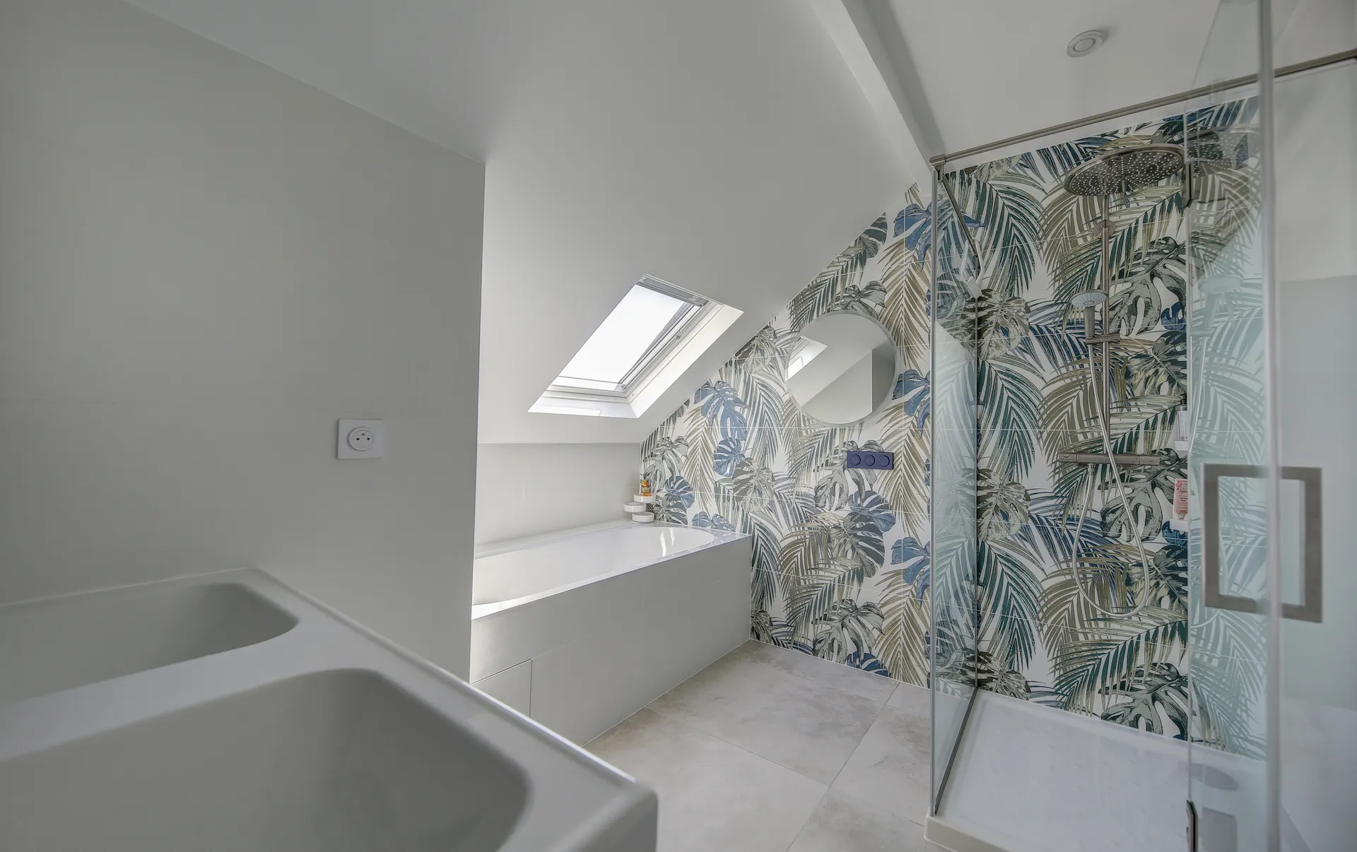 Exclusivité élégante maison meublée avec des prestations contemporaines entre le  lycée international de Saint-Germain-en -Laye et le centre-ville de Saint-Germain-en-Laye.