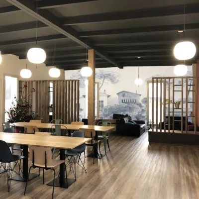 Vue générale de l’espace de restauration et détente en entreprise à Martillac, un aménagement intérieur sur-mesure favorisant bien-être et cohésion, par l’Atelier D. architecte d’intérieur à Bordeaux.