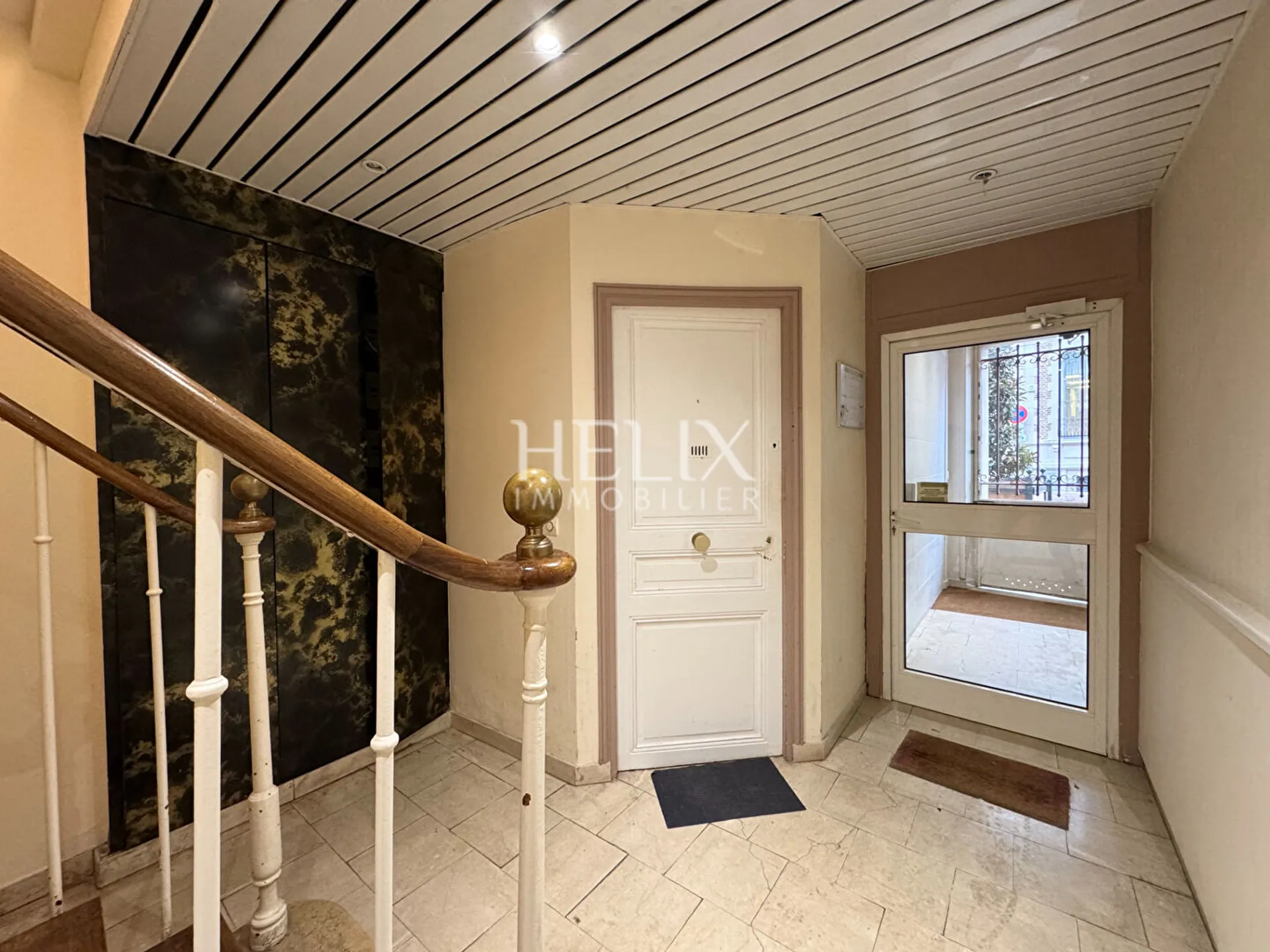 A vendre un appartement traversant situé au 4ème et dernier étage dans un immeuble ancien à Saint-Germain-en-Laye. 