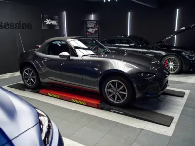 Grâce au film de protection PPF XPEL, cette Mazda MX-5 reste éclatante même après une utilisation régulière sur routes sinueuses.