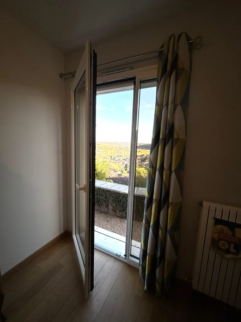 Menuiseries aluminium après rénovation énergétique permettant de réduire les consommations d’énergie et améliorer le confort intérieur