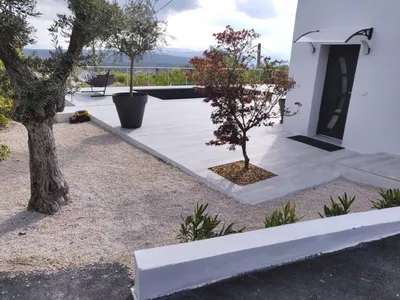 Architecte Paysagiste Plan-de-Cuques pour travaux d’aménagement d'extérieur avec création d’une piscine, pool house, espace jardin d’agrément boulodrome et jeu d’enfant