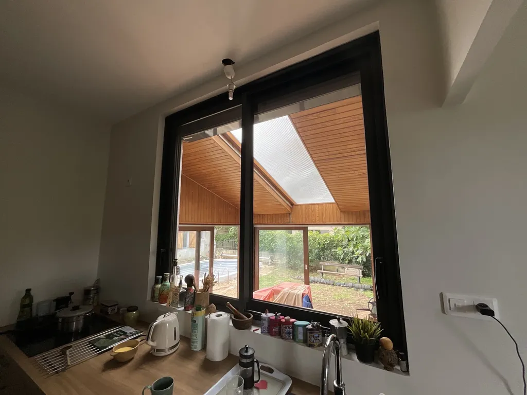 Petite baie coulissante dans cuisine ai Aix