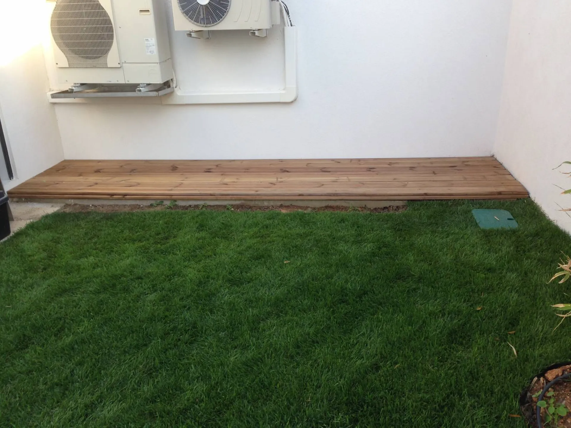 Conception d'une terrasse en bois dans le jardin d'une maison à Carry le Rouet