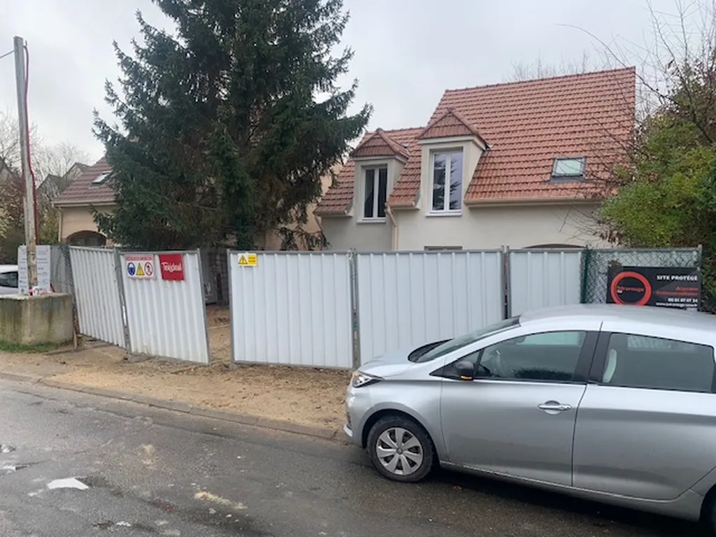 Installation d’une alarme chantier Ajax avec 5 caméras de détection photo, sirène et signalétique à Courdimanche 95800