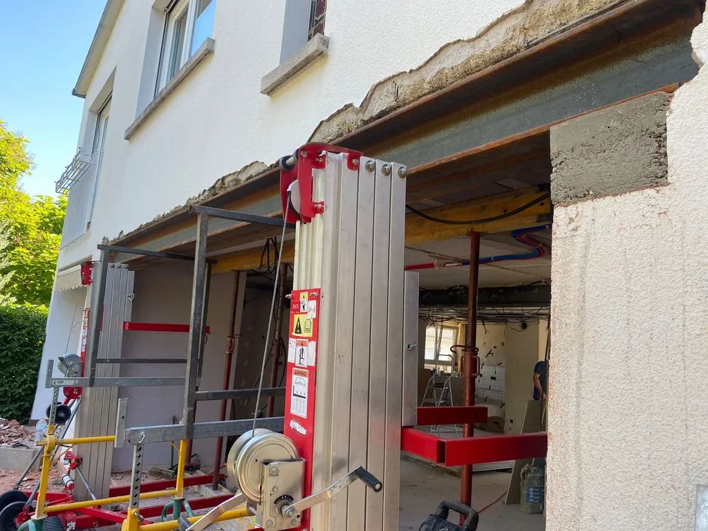 Installation d'un profilé métallique pour créer une grande ouverture de façade destinée à une baie vitrée coulissante