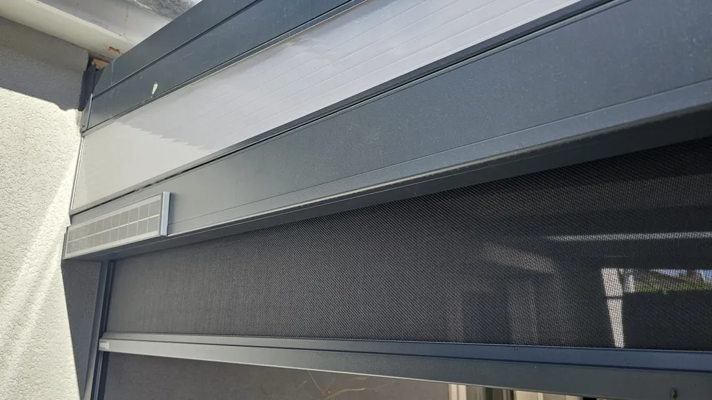 installation store ZIP gris anthracite avec motorisation solaire pour pergola alu par 3 Baies à Trelins dans la Loire