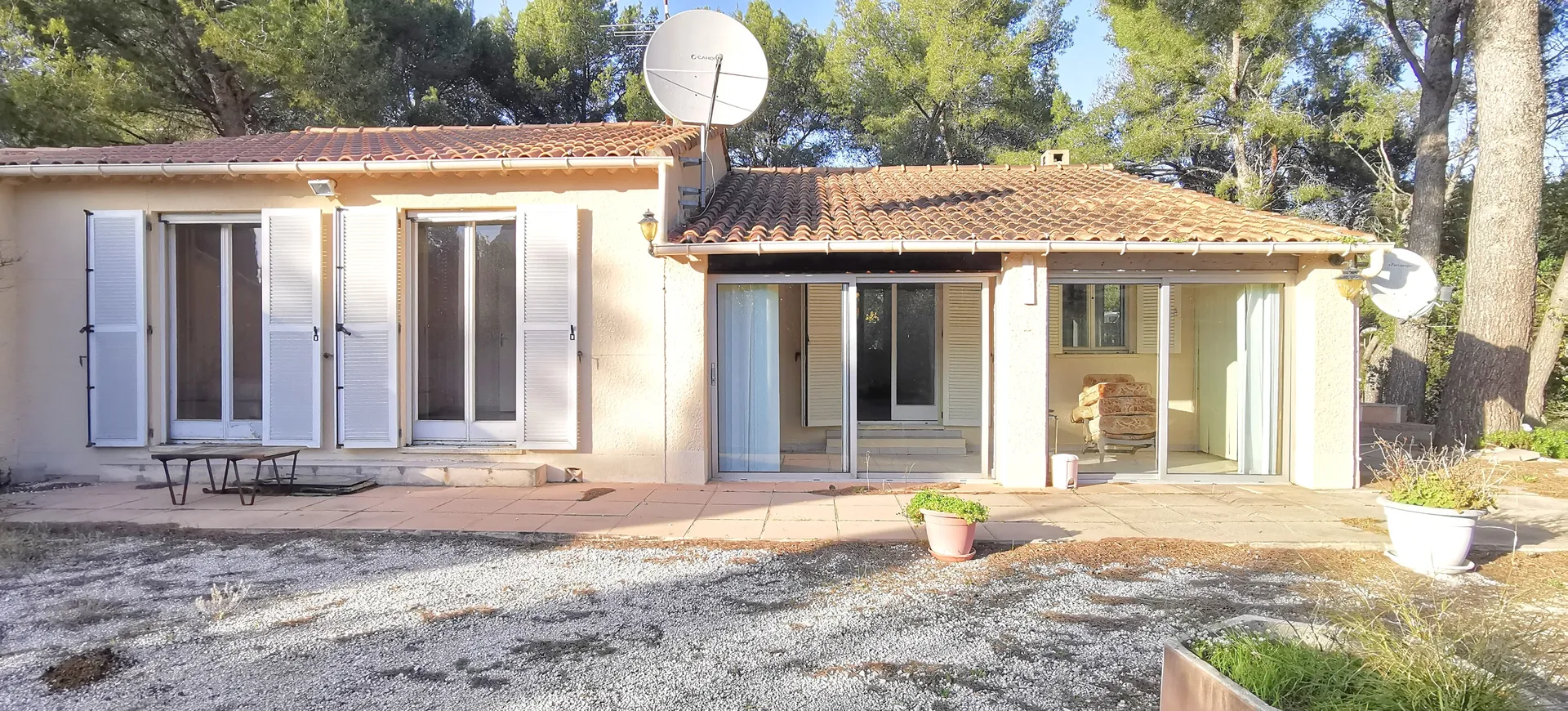 Vente maison de plain-pied Cassis en campagne au milieu des vignes avec un studio indépendant et un garage